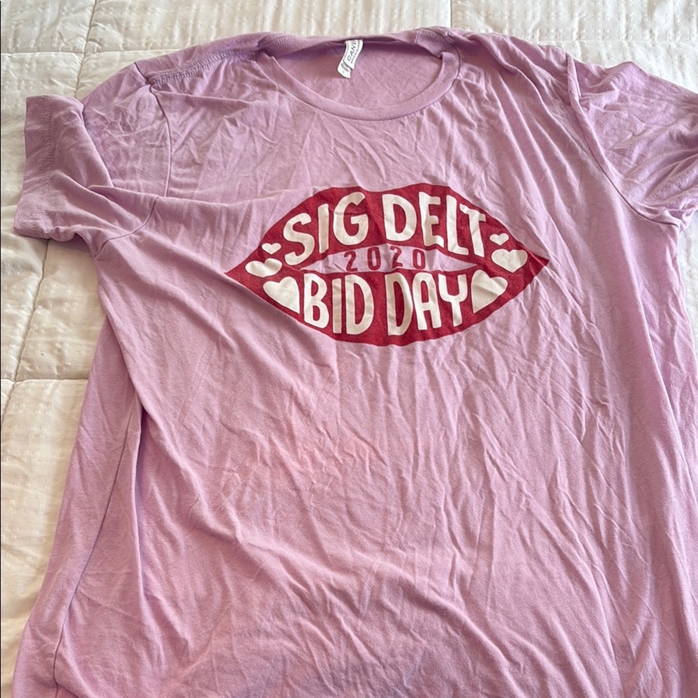 Pink Graphic T-Shirt with Red Lips Design